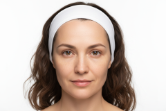 Firefly_Gemini-Flash_visage-femme-de-face-fond-blanc-40-ans-avec-un-bandeau-blanc-sans-maquillage-206087