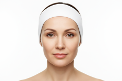 Firefly_Gemini-Flash_visage-femme-de-face-fond-blanc-40-ans-avec-un-bandeau-blanc-sans-maquillage-395564