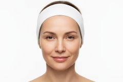 Firefly_Gemini-Flash_visage-femme-de-face-fond-blanc-40-ans-avec-un-bandeau-blanc-sans-maquillage-611784