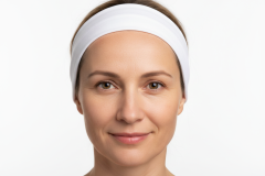 Firefly_Gemini-Flash_visage-femme-de-face-petit-sourire-fond-blanc-40-ans-avec-un-bandeau-blanc-sans-611784